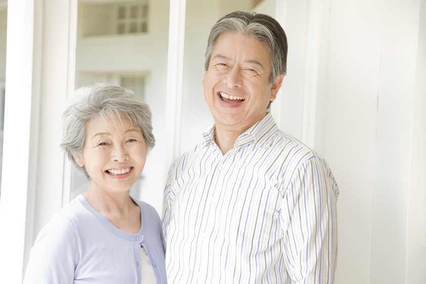 笑顔の高齢者夫婦の写真